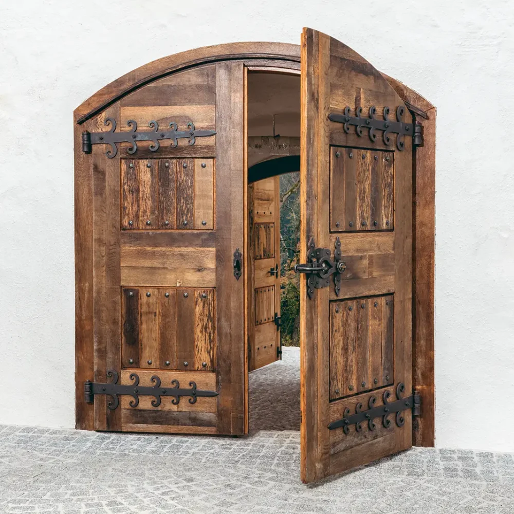 Eine große Holztür mit zwei Flügeln, die einladend und robust wirkt.
